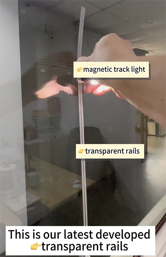 Jaunizstrādātais caurspīdīgais celiņš ar magnētiskajām sliežu gaismām piešķir rotaslietu displejam greznību un izcilību