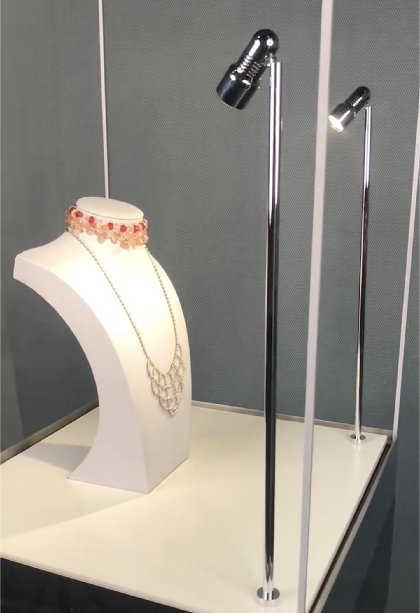 Mini stand LED sous les projecteurs : exposition de bijoux axée sur l'élégance et le renforcement