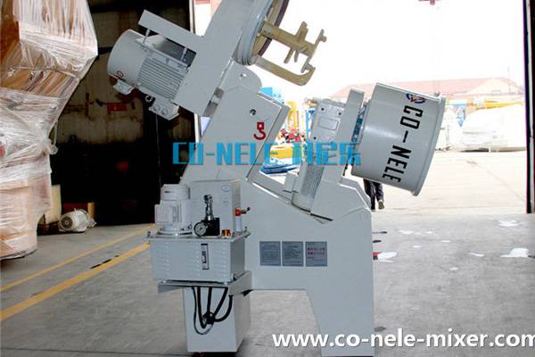 intensive mixer for refractory materials and a main mixing device