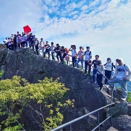 Honhai organiza actividades de montañismo en el Día de los Mayores