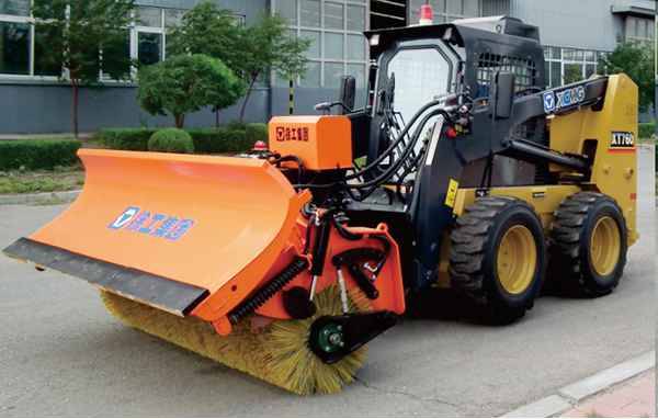 The 1st Shovel-Brush All-in-One Snowplow Successfully Rolled off the Production Line at XCMG
