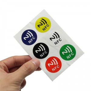 Rolo de etiqueta NFC de papel em branco