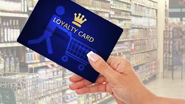 Америка супермаркетларында PVC тугрылык карталарын куллану