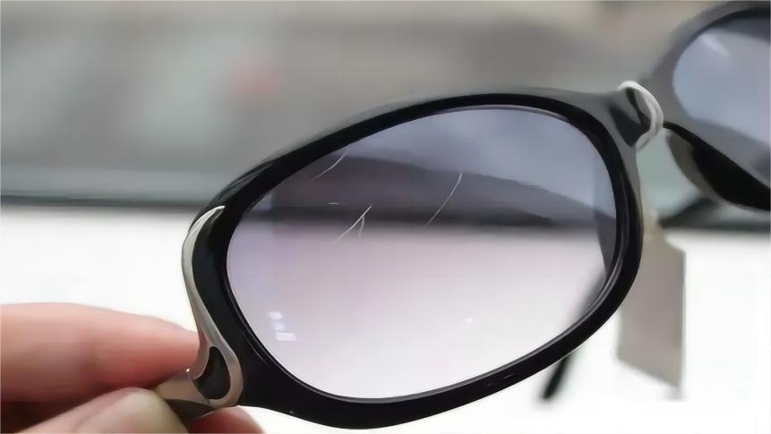 SCRATCHES ON YOUR LENSES MAY BE THE CULPRIT OF YOUR MYOPIA WORSENING!