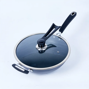 Předem ochucený nepřilnavý litinový wok s jednou nýtovanou dřevěnou rukojetí