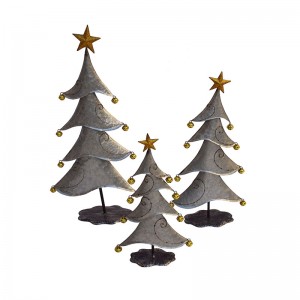 Metalni ukras za božićno drvce sa zvončićima za božićne ukrase na stolu