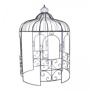 Rustikalni rjavi kovinski paviljon na prostem s kronskim vrhom za bivanje na prostem ali poročno dekoracijo