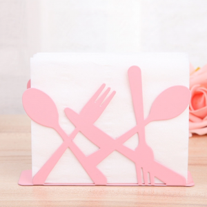 Asztal fekete fehér rózsaszín kék fém villák és kés alakú szalvétatartó