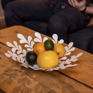 Portafrutta, cesto di frutta, ciotole in metallo. Piatto dal design geometrico