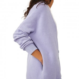 Smukły i delikatny fioletowy sweter z dzianiny typu slouchy, damski