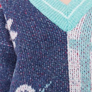 Parduodamas moteriškas žakardo spalvos megztinis su V formos iškirpte