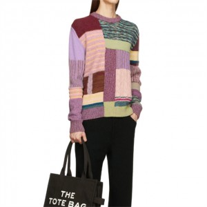 Vlastní svetr s dlouhým rukávem a vícebarevným patchworkovým výstřihem
