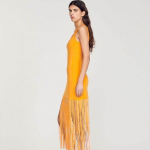 Lange, oranje, slanke gebreide jurk met franjes