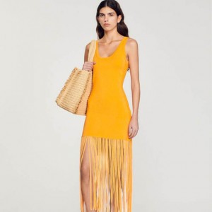 Довга помаранчева тонка трикотажна сукня з бахромою