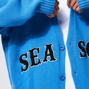2023 Nowe modne męskie swetry zapinane na guziki sweter z głębokim dekoltem w kształcie litery V