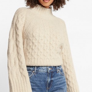 Sweater twist wanita pullover leher setengah tinggi berwarna putih susu