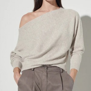 Sweter rajut wanita dengan suasana gaya setengah strapless