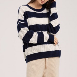 女性用青と白のストライプのクルーカラーセーター