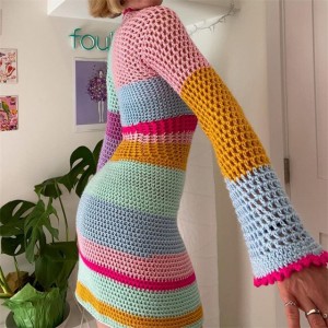 Robe ajustée à rayures colorées en tricot à manches longues pour femmes