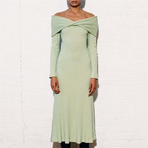 Светлозелена модна рокля за плетене с отворени рамена и едно рамо