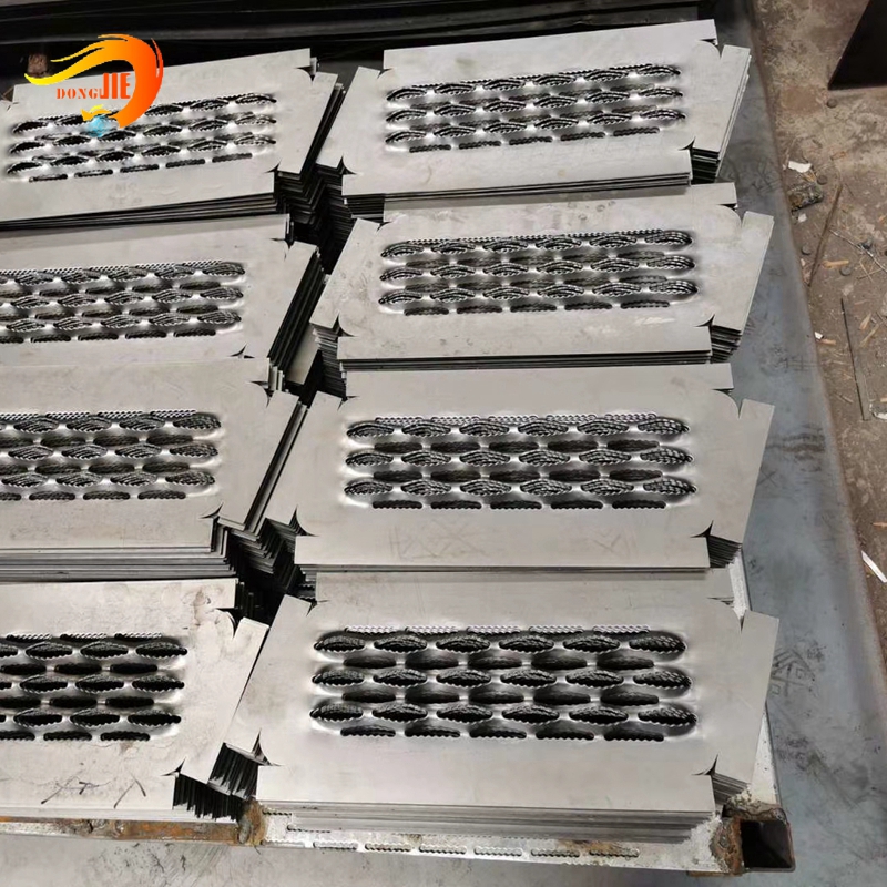 China Non-slip Perforated Metal Sheets Safety Stair Tread factory and  suppliers