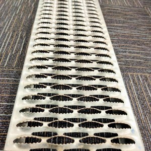 China Factory Stainless Steel Perforated Metal Mesh for Non Slip Metal Plate