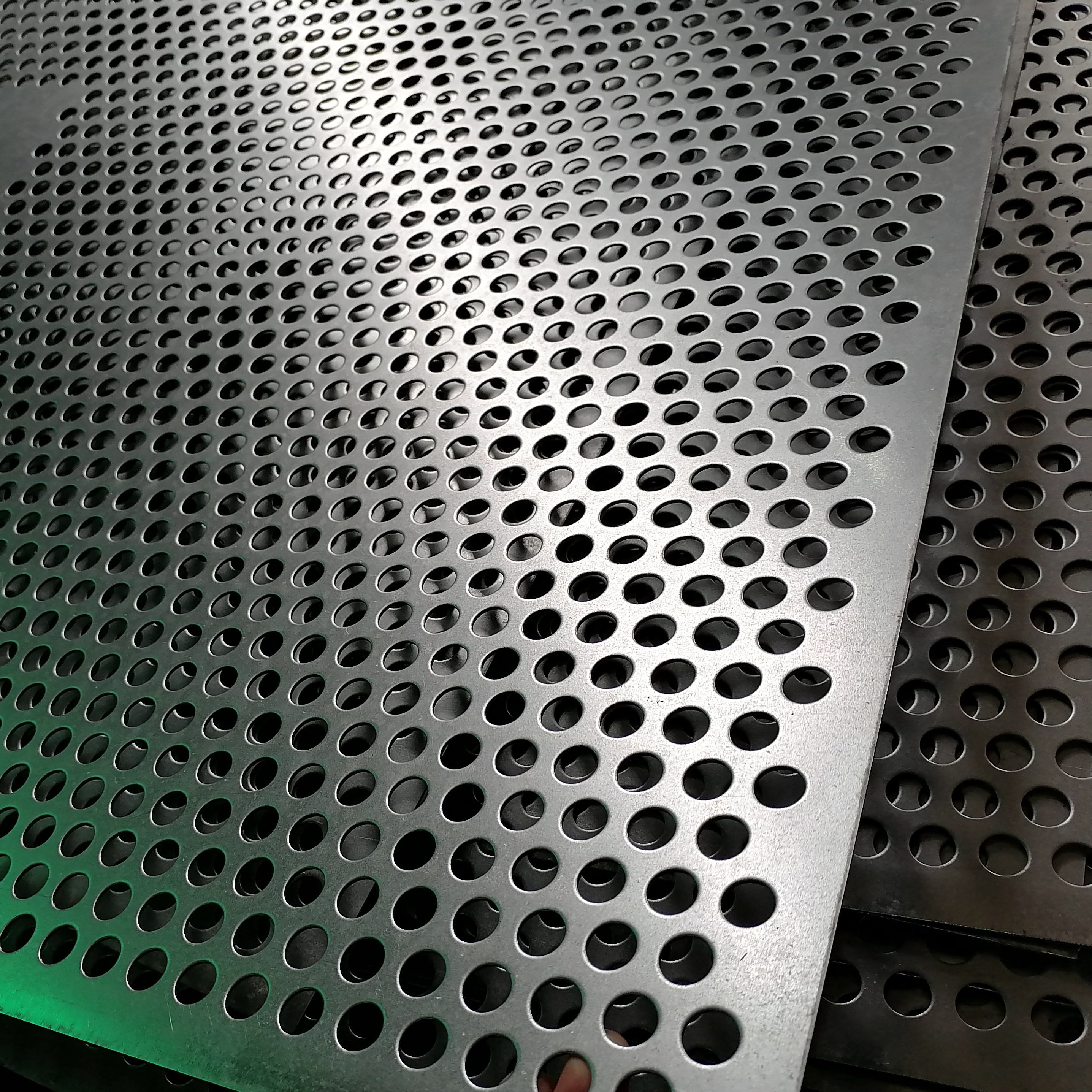 Advantages and disadvantages of stainless steel perforated mesh