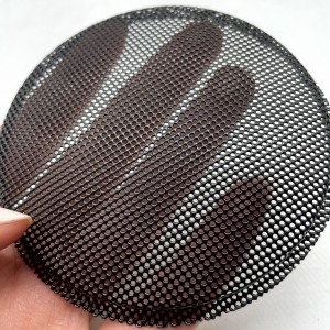 Obudowa głośnika z czarnego aluminium z metalową perforowaną siatką