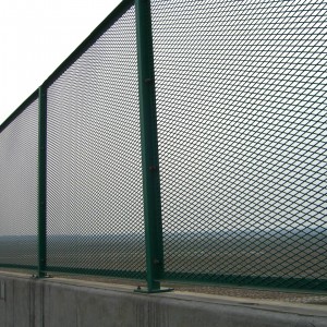 Erőmű külső fal fém gyémánt lyuk védőkorlát bővített hálós kerítés