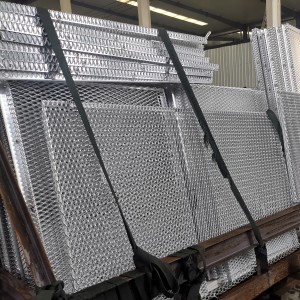 Anti-collision diamond-shaped expanded metal mesh fence for expressway
