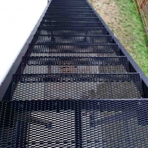 Scaffold treads galvanized expanded metal mesh on construction sites