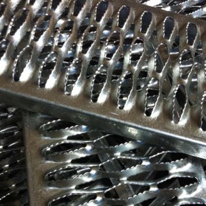 Slip resistant stainless steel perforated metal mesh plate for walkway