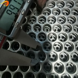 Peça de metall perforat galvanitzat / Malla de filferro perforada amb 1,5 de gruix