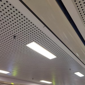 Piastrelle per soffitti in rete metallica Pannello metallicu perforatu d'aluminiu per u centru cummerciale