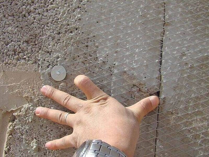How to avoid cracks between concrete brick walls?