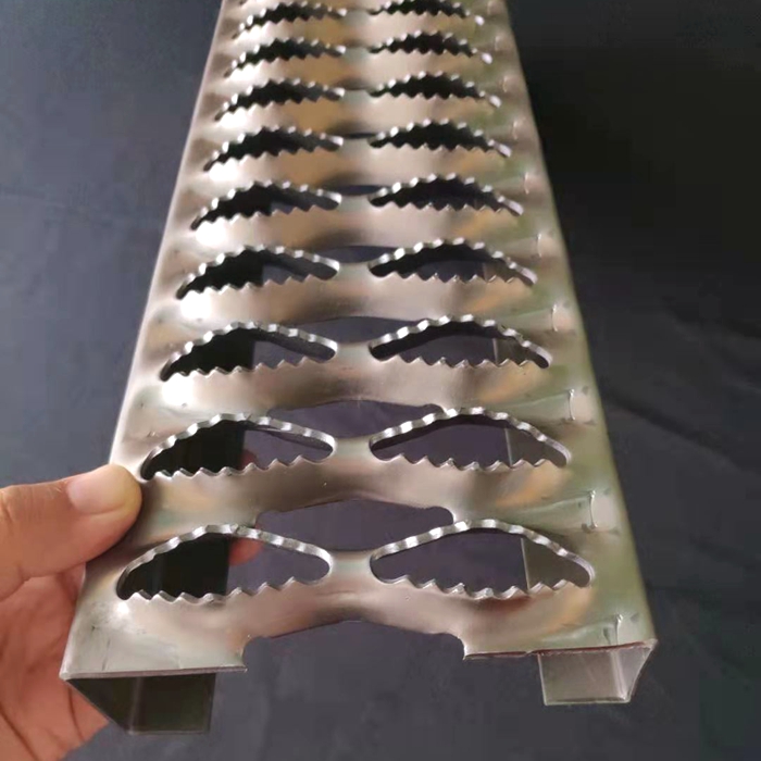 Stainless steel perforated mesh crocodile mouth anti-skid plate Featured Image