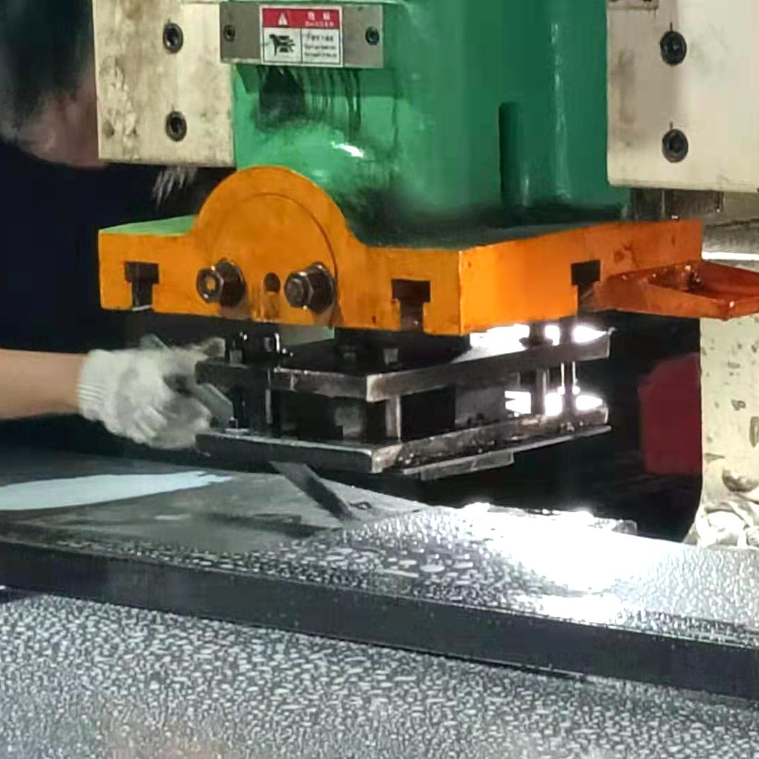 How does the punch of the decorative punch plate operate?