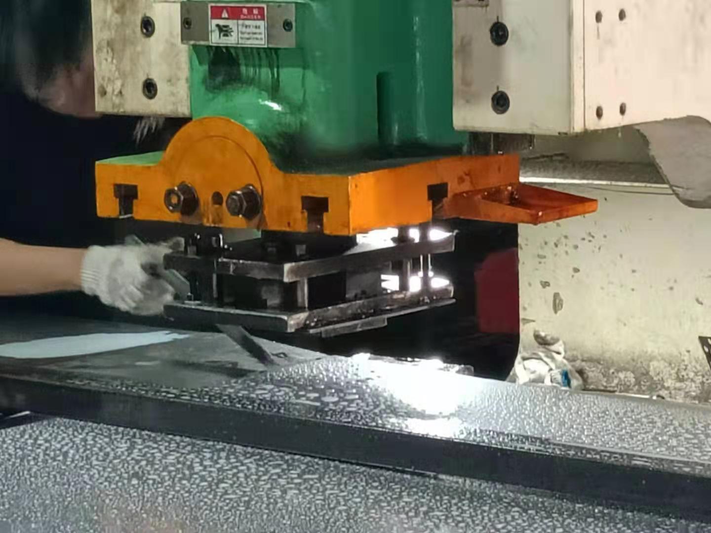 What should be paid attention to when operating the punching mesh machine?