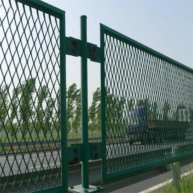 Top Suppliers Steel Mesh For Bbq - Anti-collision diamond-shaped expanded metal mesh fence for expressway – Dongjie