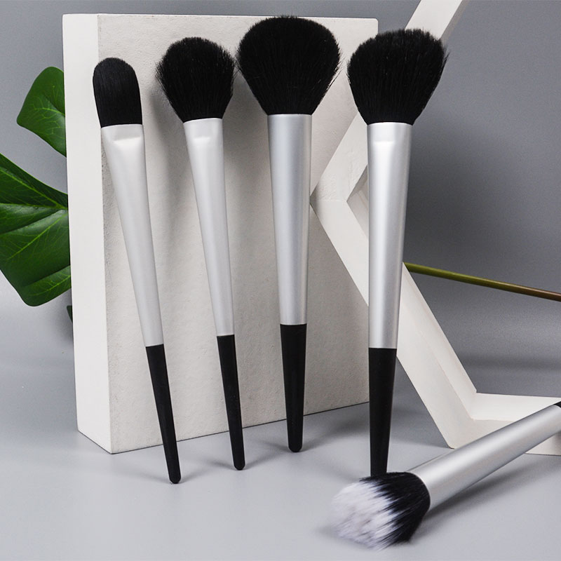 The difference between blush brush and loose powder brush