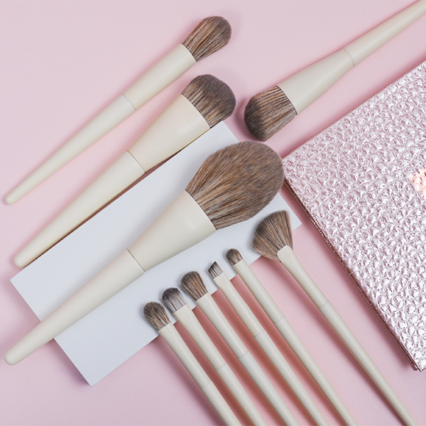 Makeup Brushes Every Woman Should Own