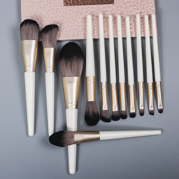 ຄຸນະພາບສູງ 12Pcs ປ້າຍສ່ວນຕົວ Vegan Cosmetic Brush custom Artificial Synthetic Hair Wooden Handle Makeup Brush Set