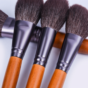 ડોંગશેન બ્રશ મેકઅપ બ્રશ સેટ જથ્થાબંધ ત્વચા-મૈત્રીપૂર્ણ કુદરતી બકરીના વાળ ટેપર્ડ લાકડાના હેન્ડલ કોસ્મેટિક બ્રશ કીટ