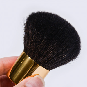 „Dongshen“ didmeninė prekyba privačia etikete aukso spalvos veido ožkų plaukų „Kabuki Brush“ makiažo šepetėlis skaistalų pudros šepetys