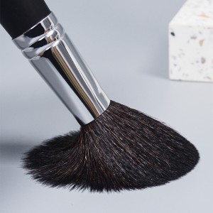 DM high end single blush/powder brush private label sikat rias rambut kambing dengan gagang kayu untuk kecantikan