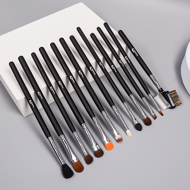 What’s the difference between eyeshadow brush and smudger brush?