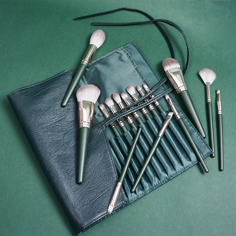 5 Mistakes You’re Making With Your Makeup Brushes~