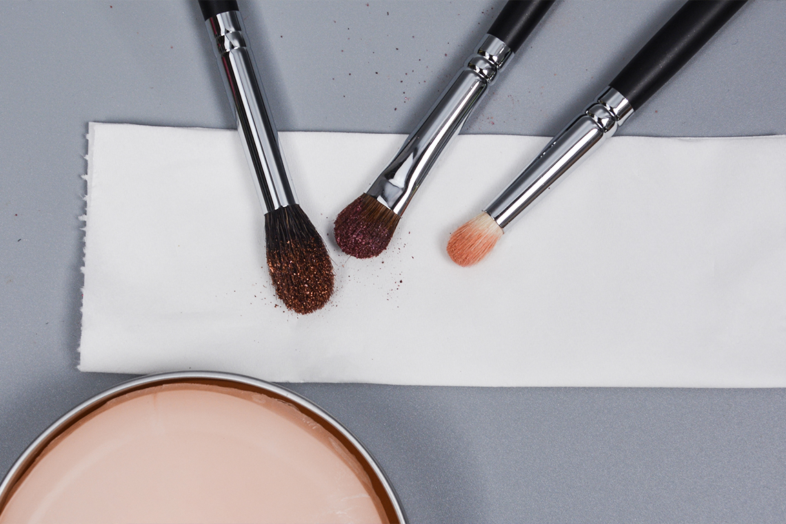Do makeup brushes get moldy? Do makeup brushes need to be washed after buying them?