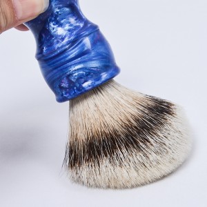Машка четка за бричење на лице со рачка за машка четка за бричење на Dongshen на големо со сопствена етикета со врвен квалитет мека сребрена сребрена смола за коса од јазовец