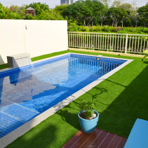 Прилагодена синтетичка трева Градина со вештачка трева Вештачка трева за базен